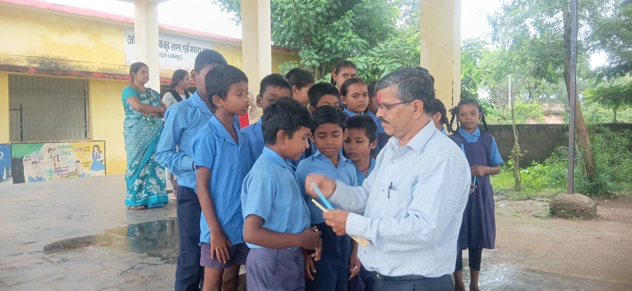 बच्चों के चेहरों पर मुस्कान, कर्मचारियों का जन्मदिन बना यादगार – “प्रोजेक्ट आओ बाँटें खुशियाँ” के तहत शासकीय कर्मचारी बच्चों संग साझा कर रहे हैं खुशियाँ