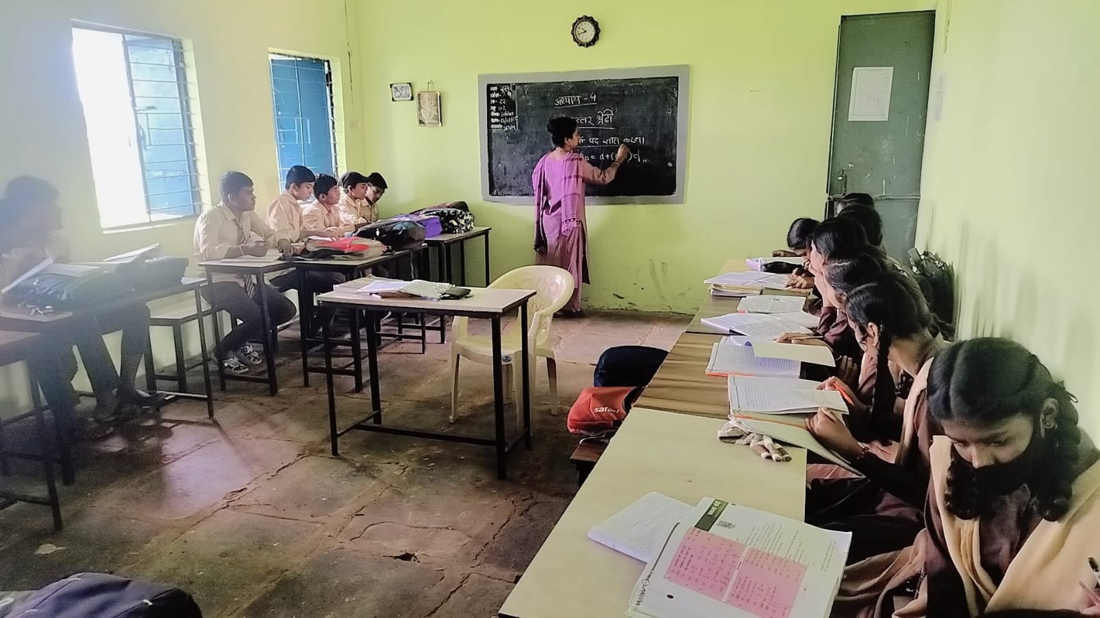 शासकीय हाई स्कूल ग्राम बरौंडा में युक्तियुक्तकरण से पढ़ाई हुई आसान