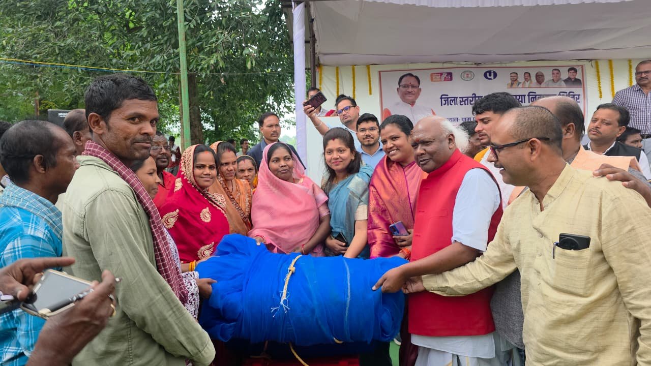 जिला स्तरीय जनसमस्या निवारण शिविर में ग्रामीणों की समस्याओं का हुआ समाधान,हितग्राही मूलक योजनाओं का मिला लाभ