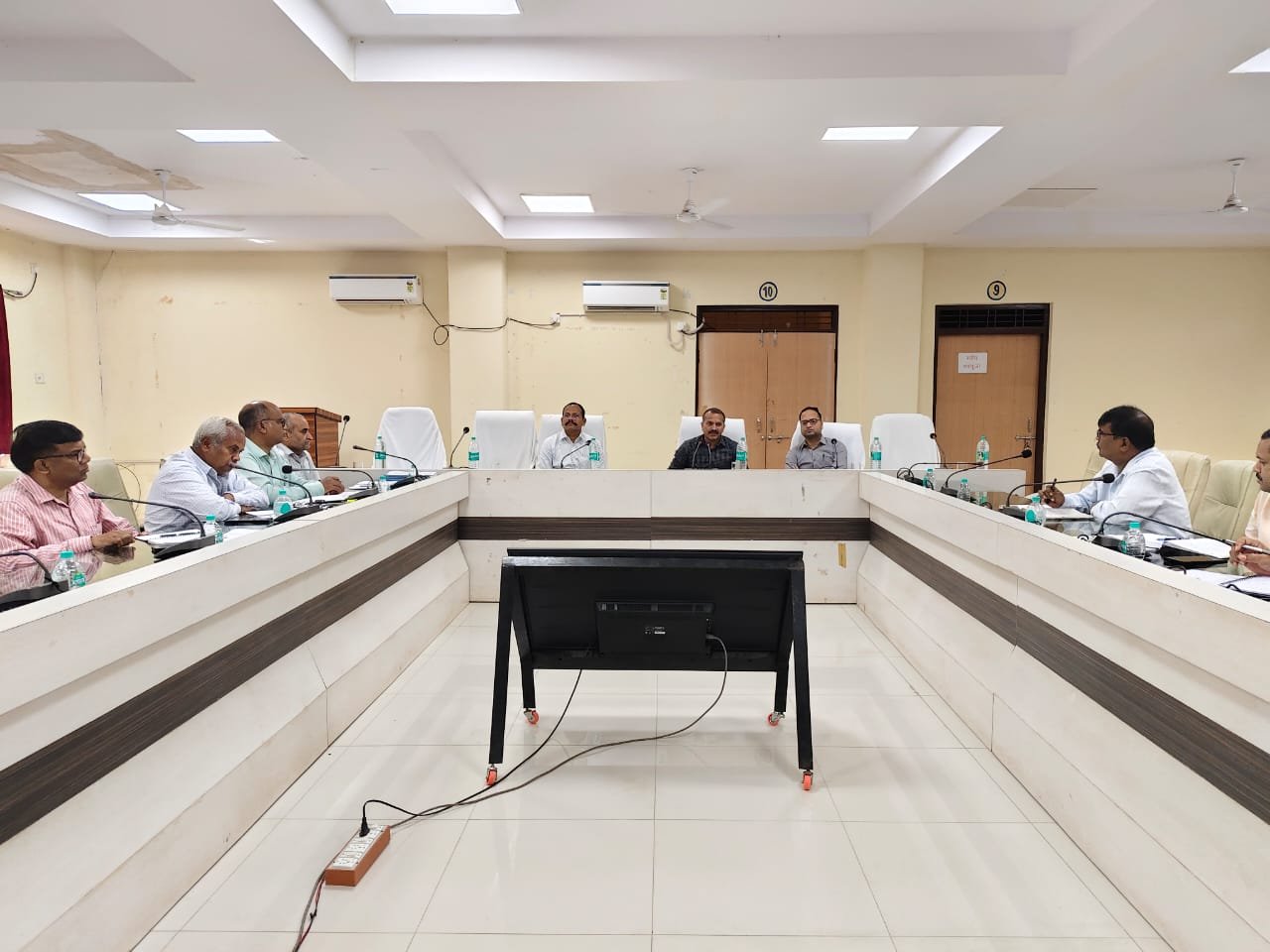 कलेक्टर विलास भोसकर की अध्यक्षता में साप्ताहिक समय-सीमा की बैठक संपन्न