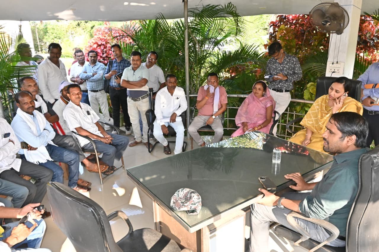 जिले के अंतिम छोर पर बसे गांव बोरई पहुंचे कलेक्टर मिश्रा