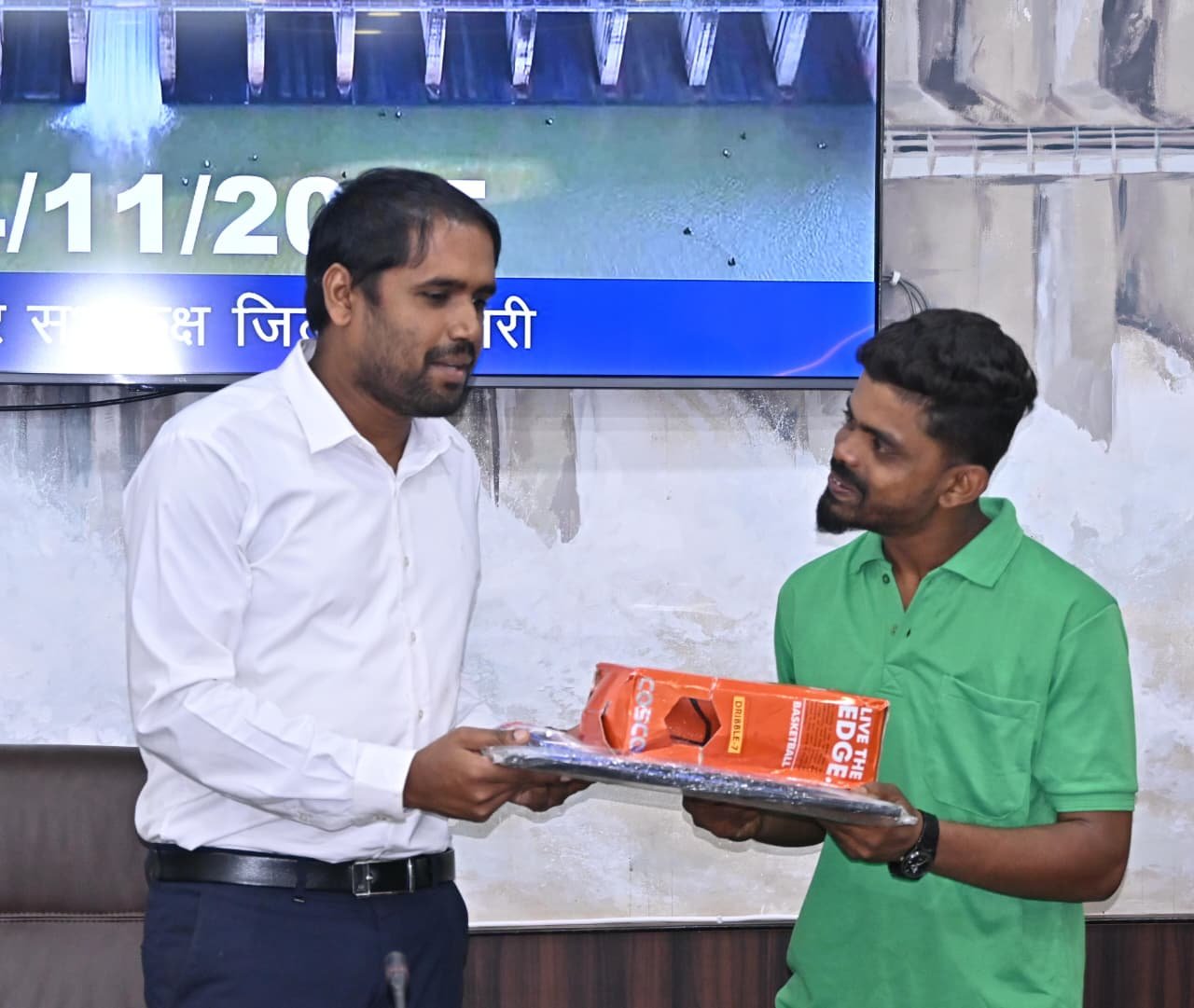 दिव्यांग खिलाड़ी सत्यांशु दीप का नेशनल बास्केटबॉल कोचिंग कैंप हेतु चयन, कलेक्टर ने किया सम्मानित