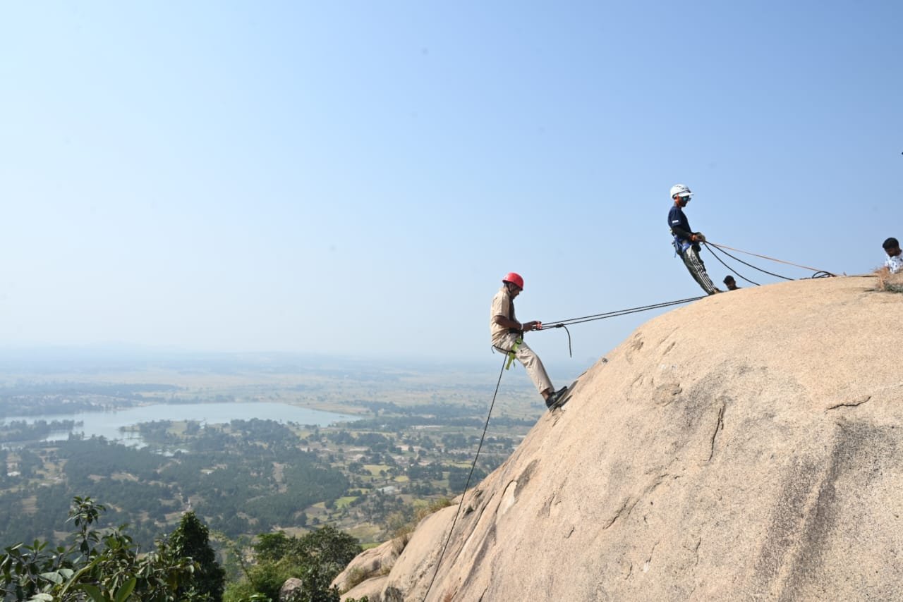 जशपुर जम्बुरी 2025 : देशदेखा में 120 पर्यटक ले रहे रॉक क्लाइंबिंग का रोमांच, विशेषज्ञों की निगरानी में सुरक्षित साहसिक अनुभव