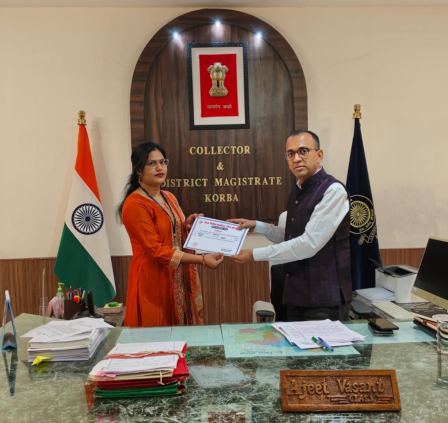 विशेष गहन पुनरीक्षण अभियान में उत्कृष्ट कार्य के लिए बूथ लेवल अधिकारी  आरती रात्रे सम्मानित