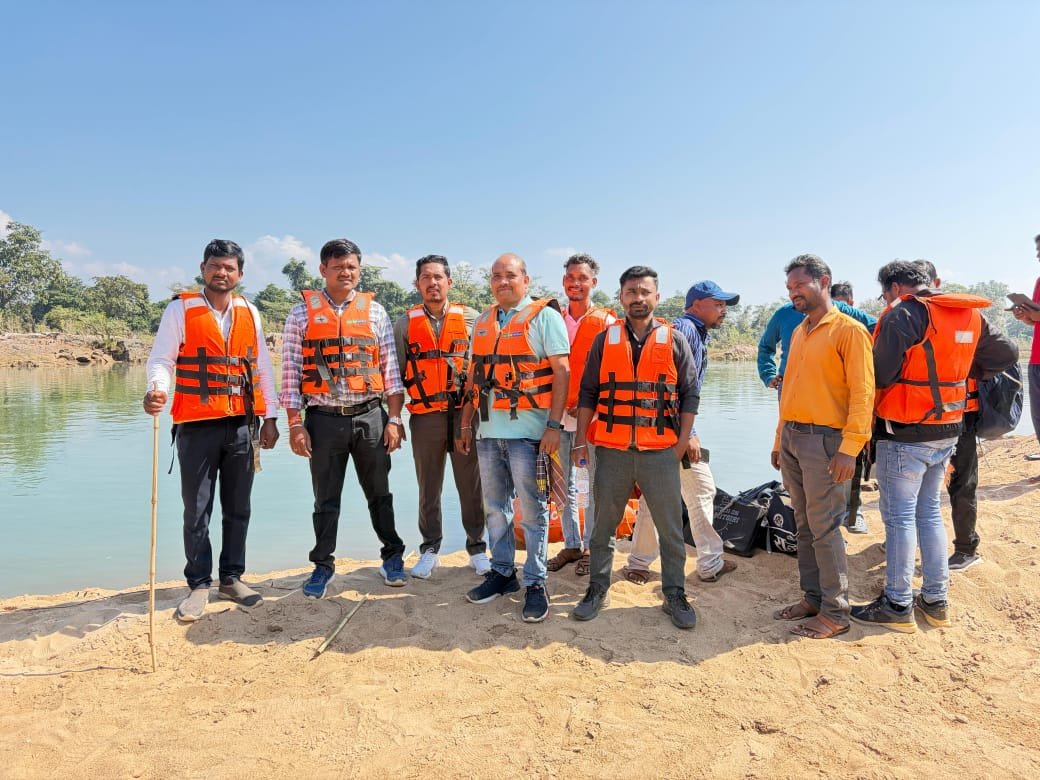 सुदूर अंचलों में बीएलओ का उत्कृष्ट कार्य: इन्द्रावती नदी पार कर मतदाताओं तक पहुँची प्रशासनिक टीम