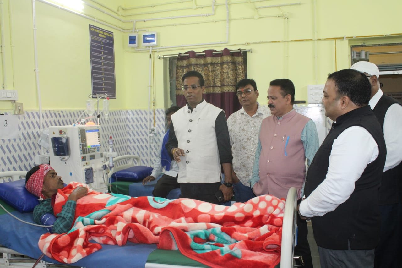 कलेक्टर डॉ. कन्नौजे ने जिला अस्पताल का किया आकस्मिक निरीक्षण