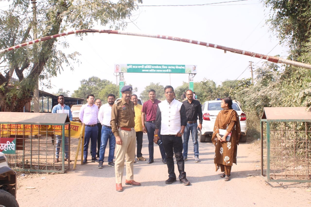 कलेक्टर एसपी ने अन्तर्राज्यीय चेक पोस्ट का किया आकस्मिक निरीक्षण