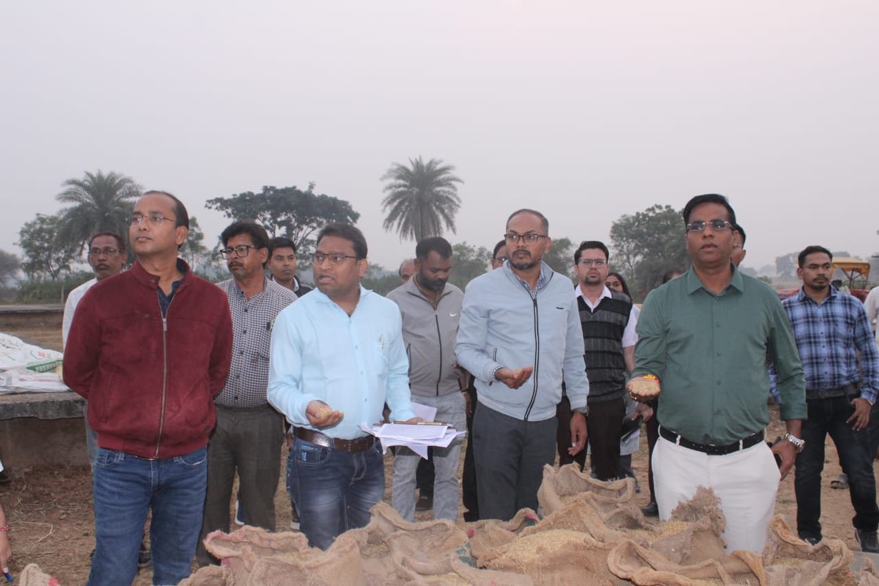 कलेक्टर डॉ. कन्नौजे ने देवगांव धान खरीदी केन्द्र का किया आकस्मिक निरीक्षण