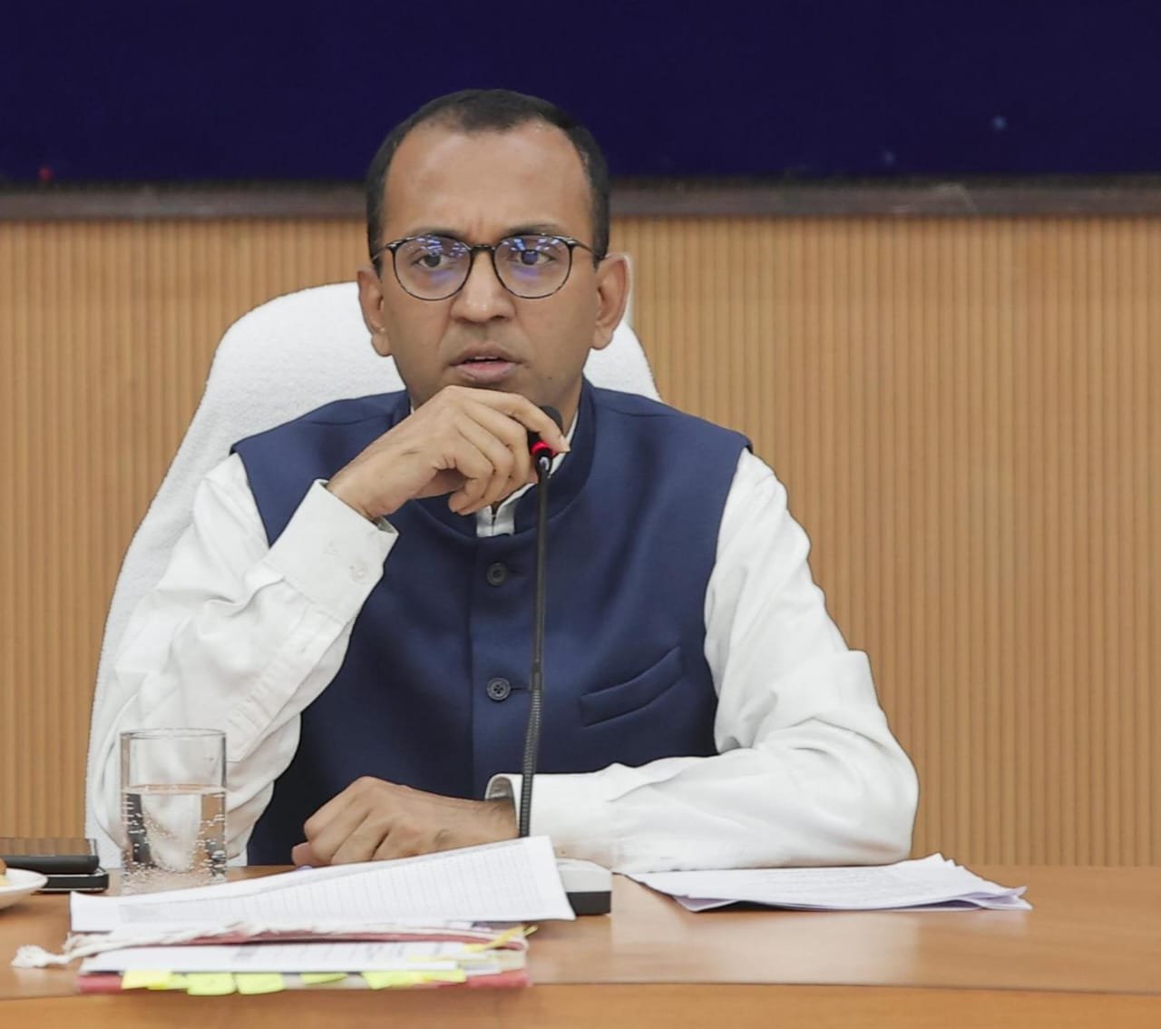 विभागीय कार्यों की समीक्षा बैठक में कलेक्टर अजीत वसंत ने दिए त्वरित निराकरण और पारदर्शिता के निर्देश
