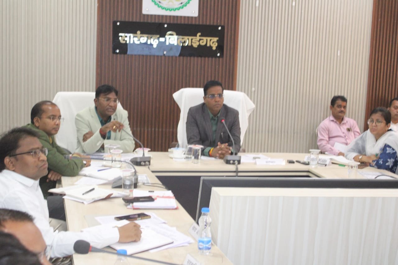 कलेक्टर डॉ संजय कन्नौजे ने पीएम सूर्य घर योजना की धीमी प्रगति पर लगाया फटकार