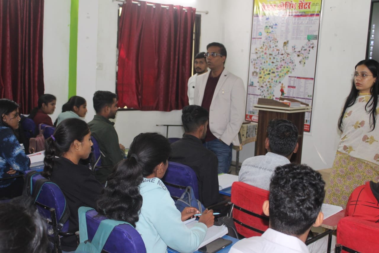 कलेक्टर डॉ संजय कन्नौजे ने निःशुल्क तेजस कोचिंग का किया आकस्मिक निरीक्षण