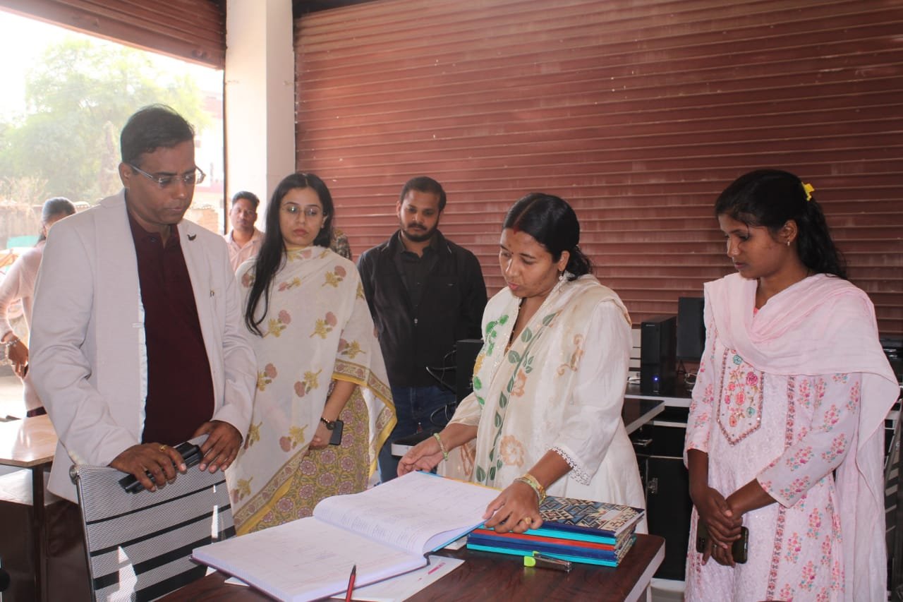 कलेक्टर डॉ संजय कन्नौजे ने सारंगढ़ में संचालित सखी वन स्टॉप सेंटर का किया निरीक्षण