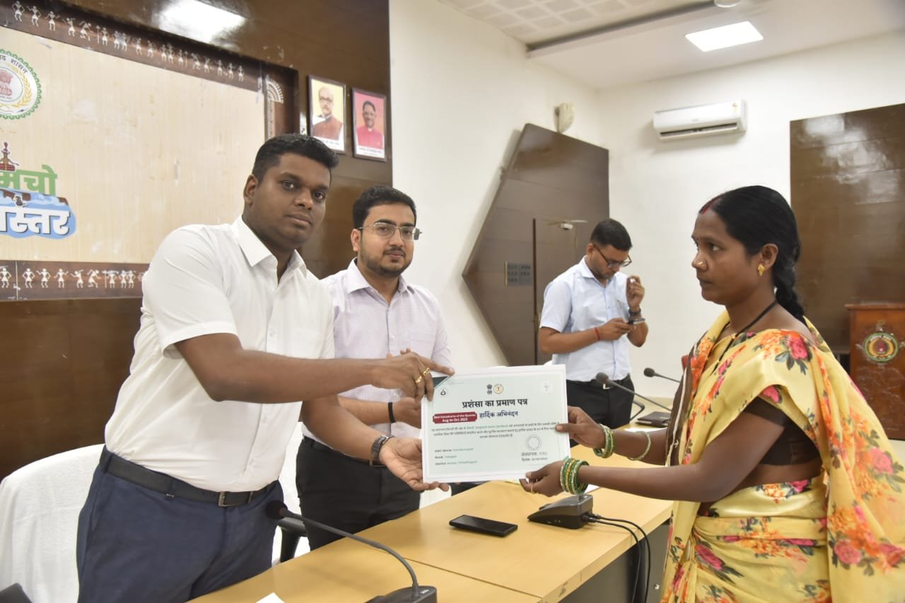 आंगनबाड़ी कार्यकर्ता को उत्कृष्ट कार्य के लिए मिला प्रोत्साहन प्रमाण पत्र