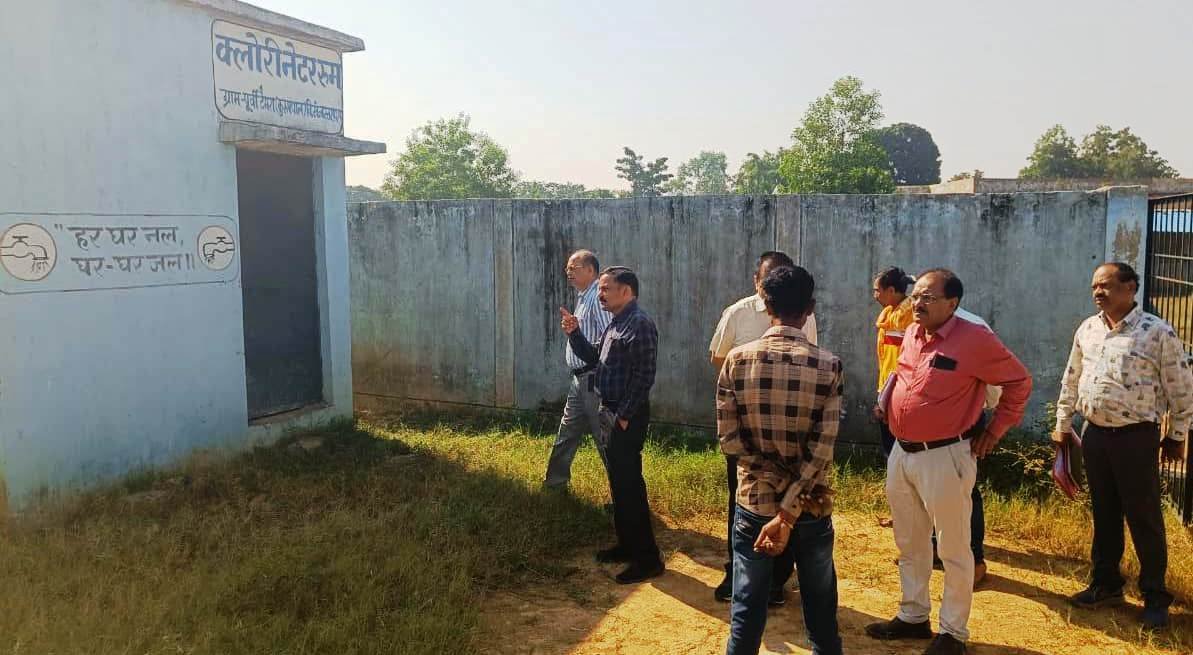 प्रमुख अभियंता ने बस्तर जिले में जल जीवन मिशन के कार्यों का निरीक्षण कर ग्रामीणों से की चर्चा