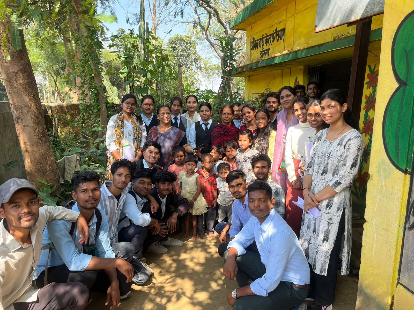 विद्यार्थियों ने सीखा समाज से जुड़ाव का पाठ, ग्राम भ्रमण के माध्यम से समझी शासन व्यवस्था, विकास योजनाएं और सामाजिक जिम्मेदारी का महत्व