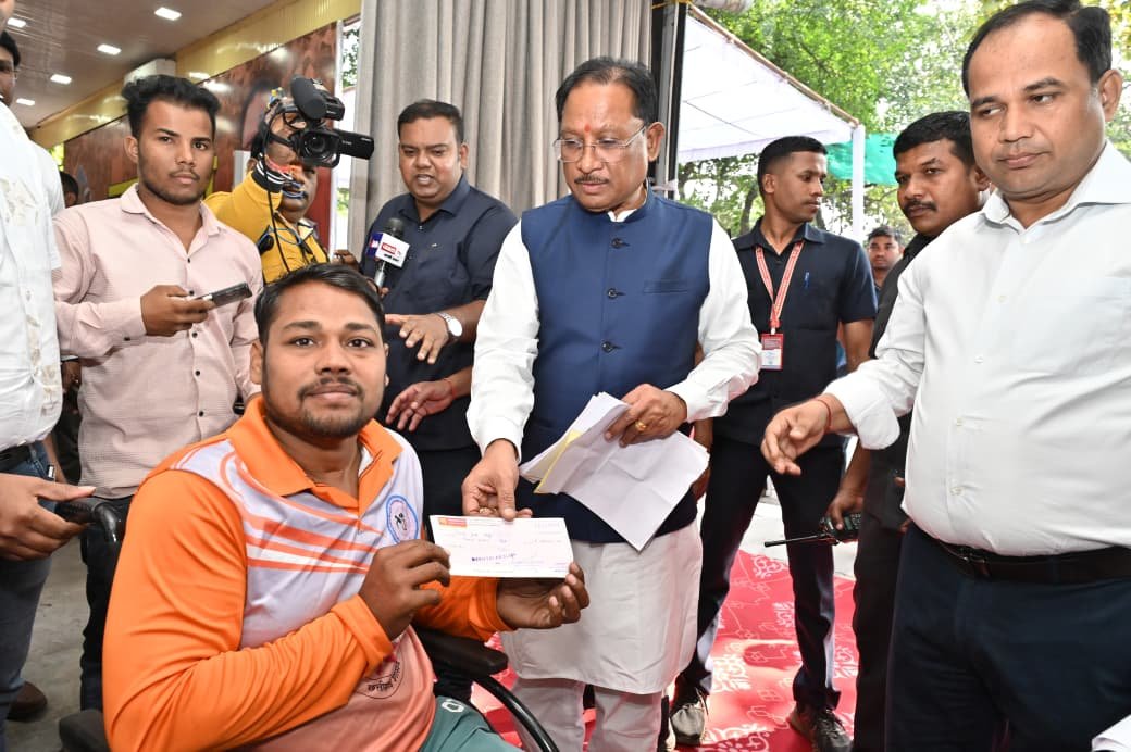 दिव्यांग रग्बी खिलाड़ी की मदद के लिए मुख्यमंत्री आगे आए: जनदर्शन में स्वीकृत किया 90 हजार रुपए का आर्थिक अनुदान