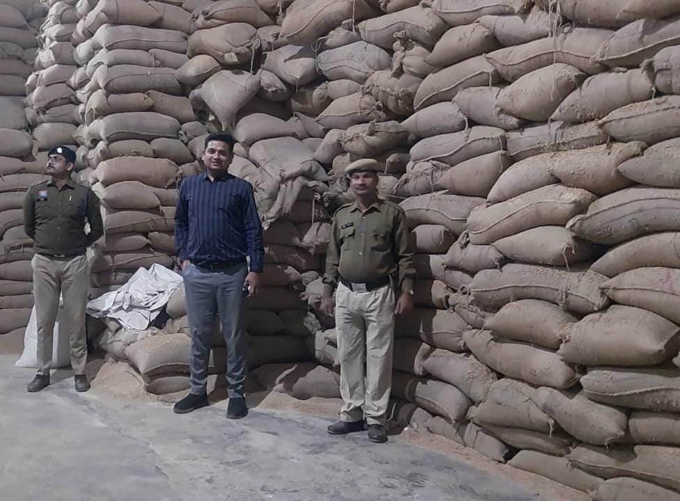 आज कुल 13 प्रकरणों में 92 लाख 87 हजार 600 रूपए मूल्य के 2996 क्विंटल (7490 बोरा) अवैध धान जप्त