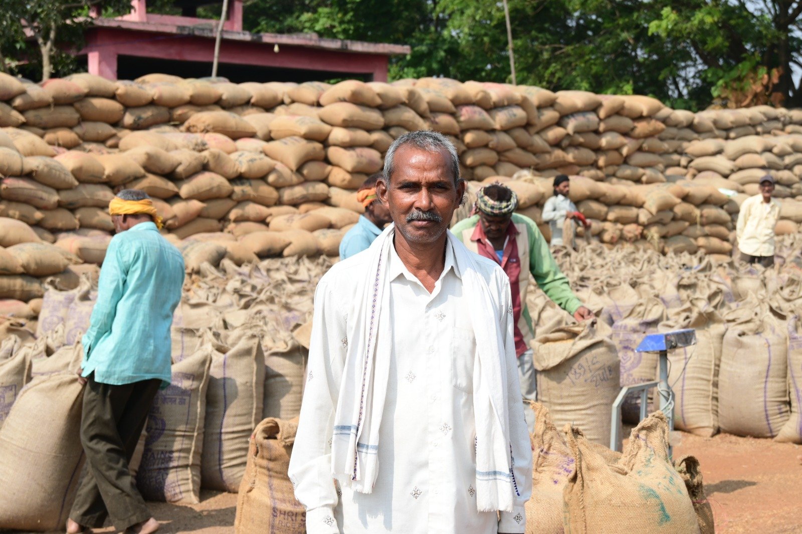 राज्य शासन द्वारा समर्थन मूल्य एवं कृषक उन्नति योजना के तहत धान खरीदी से किसान हो रहे आर्थिक रूप से मजबूत