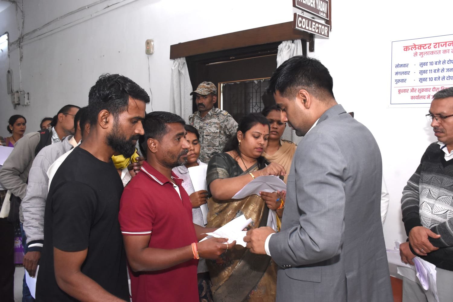 कलेक्टर ने जनदर्शन में पहुंचे जनसामान्य की समस्याओं को संवेदनशीलता पूर्वक सुना