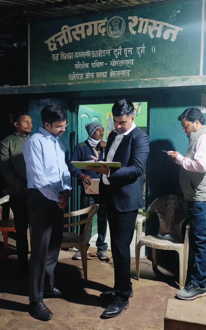 कलेक्टर ने आधी रात को अवैध धान परिवहन की रोकथाम के लिए बोरतलाव चेकपोस्ट का किया औचक निरीक्षण