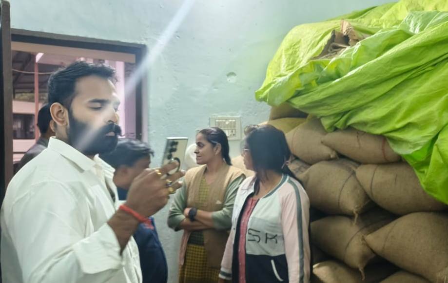 आज कुल 10 प्रकरणों में 12 लाख 48 हजार 680 रूपए मूल्य के 402.80 क्विंटल (1007 बोरा) अवैध धान जप्त