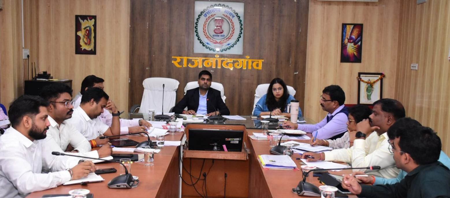 फील्ड में निरीक्षण कर कार्यों में गति लाएं अधिकारी : कलेक्टर