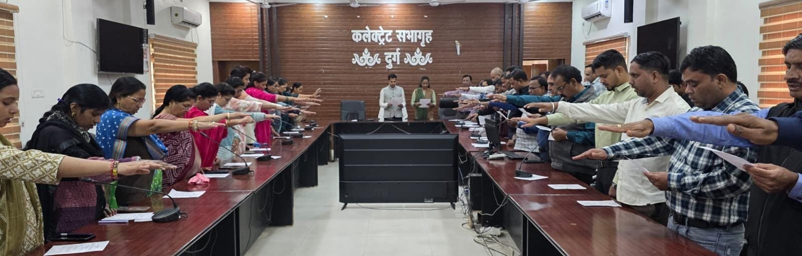 जिले में अधिकारियों, मनरेगा श्रमिकों और ग्रामीणों ने संविधान की उद्देशिका का किया सामूहिक वाचन