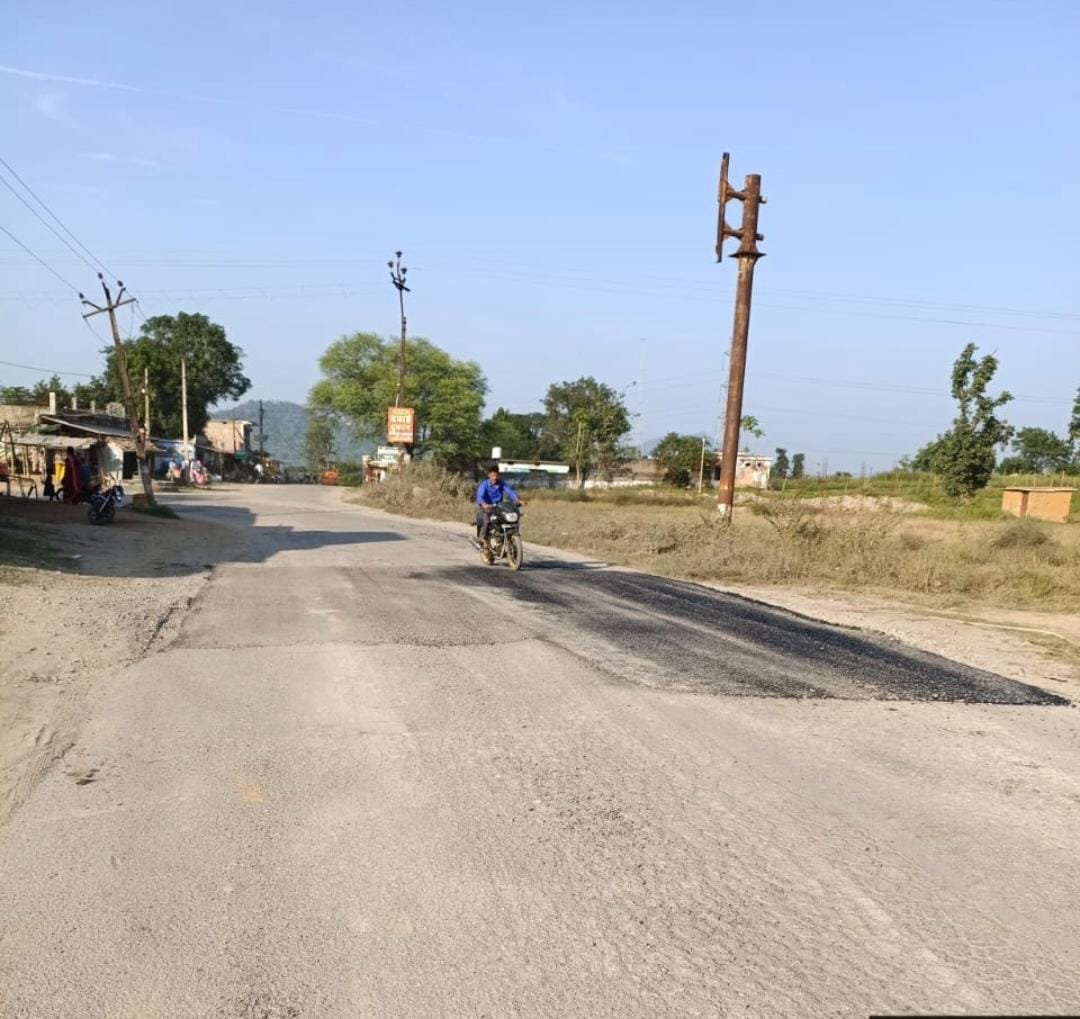 कोरबा जिले में सड़क सुधार कार्य जारी,  आमजन के सुगम आवागमन के लिए बीटी पेच मरम्मत कार्य प्रगति पर’