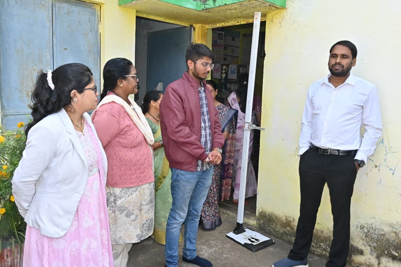 कलेक्टर श्री मिश्रा ने किया गोकुलपुर आंगनबाड़ी केन्द्र का निरीक्षण