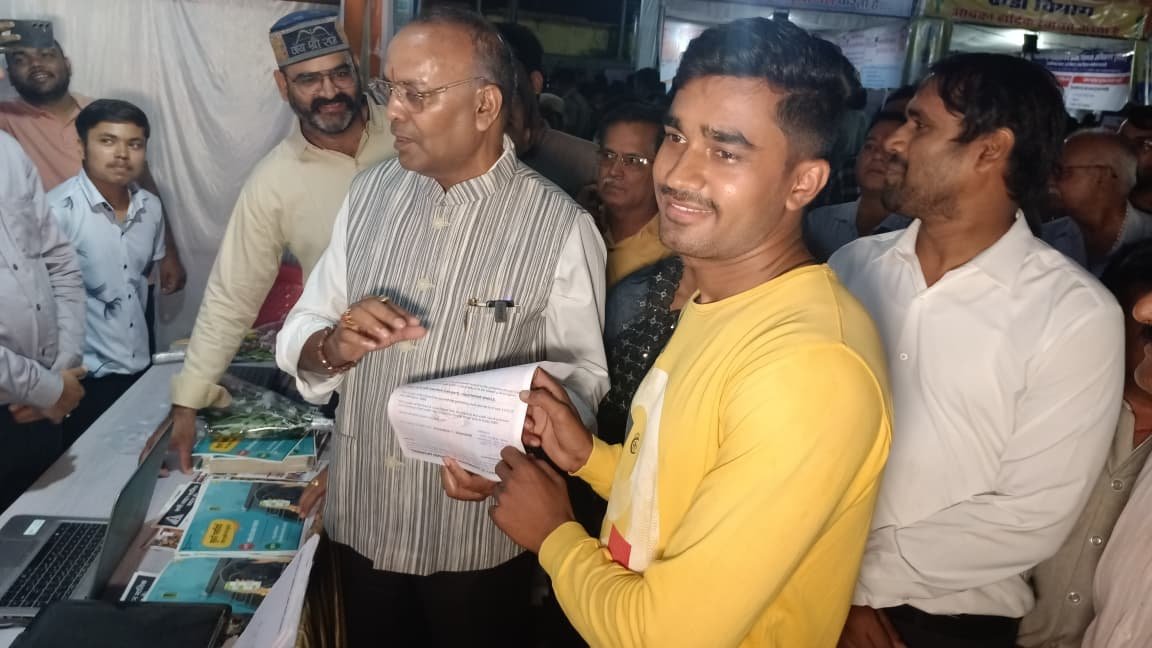 जिला स्तरीय राज्योत्सव कार्यक्रम के मुख्य अतिथि श्री अजय चंद्राकर कर रहे स्टॉल निरीक्षण