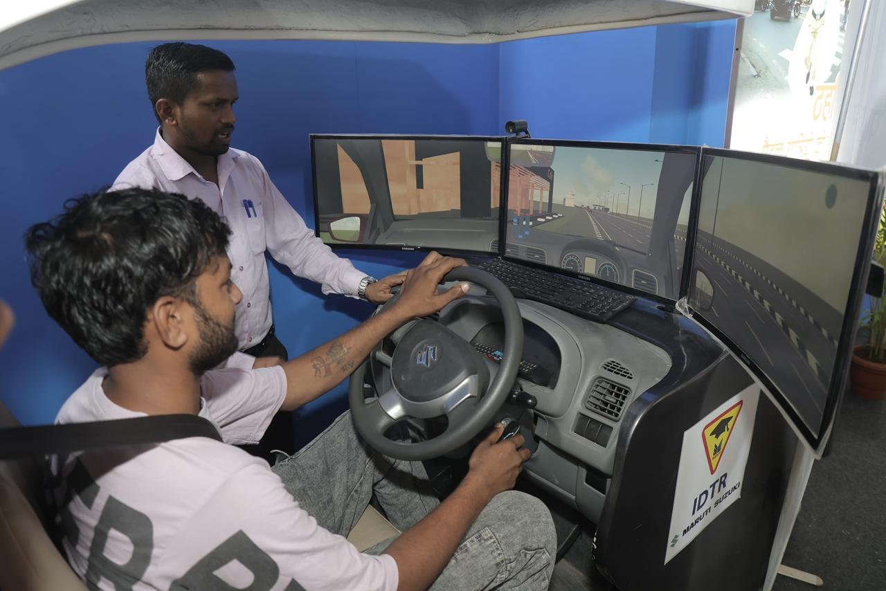 परिवहन विभाग दे रहा सुरक्षित वाहन संचालन और आधुनिक परिवहन सेवाओं की उपयोगी जानकारी