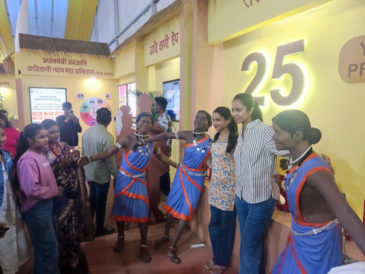 राज्योत्सव में आदिम जाति कल्याण विभाग के स्टॉल में उमड़ रहा लोगों का हुजूम