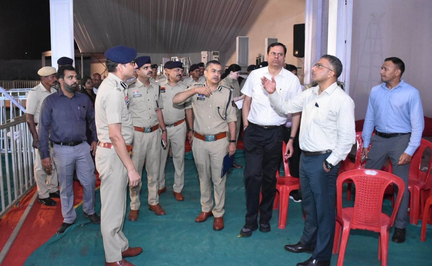 उपराष्ट्रपति सीपी राधाकृष्णन के राजनांदगांव जिला प्रवास के मद्देनजर संभागायुक्त एवं पुलिस महानिरीक्षक ने स्टेट हाई स्कूल मैदान पहुंचकर लखपति दीदी सम्मेलन कार्यक्रम स्थल का जायजा लिया