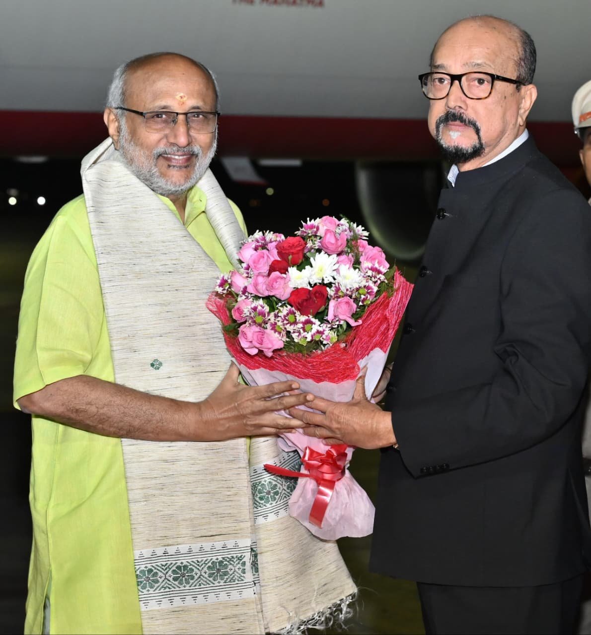 उपराष्ट्रपति सी. पी. राधाकृष्णन का राज्यपाल श्री रमेन डेका और मुख्यमंत्री विष्णुदेव साय ने स्वामी विवेकानंद विमानतल पर किया आत्मीय स्वागत