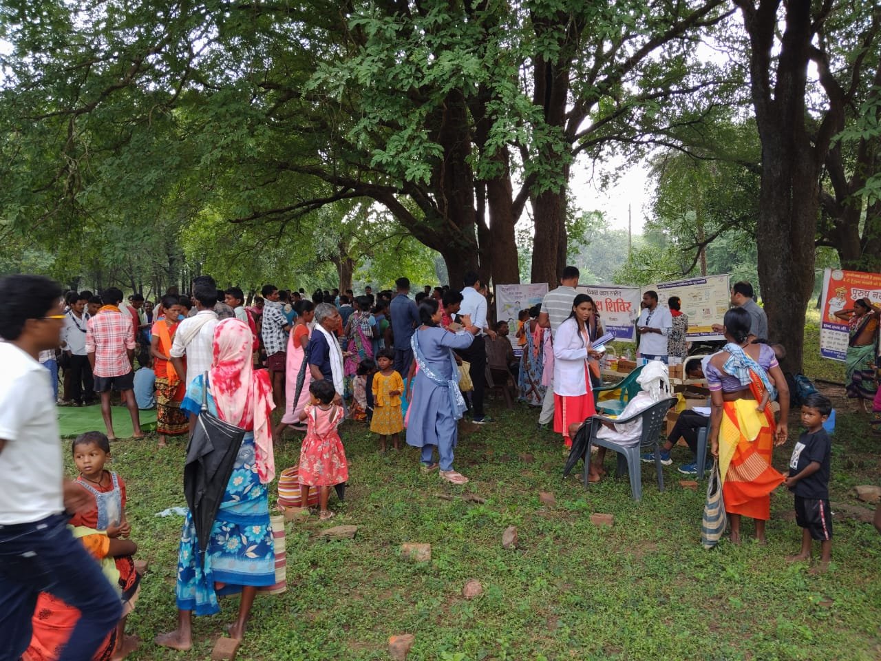 बीजापुर में विकास की दस्तकः धुर माओवाद प्रभावित क्षेत्र के सात गांवों में पहली बार लगा मेगा हेल्थ कैंप