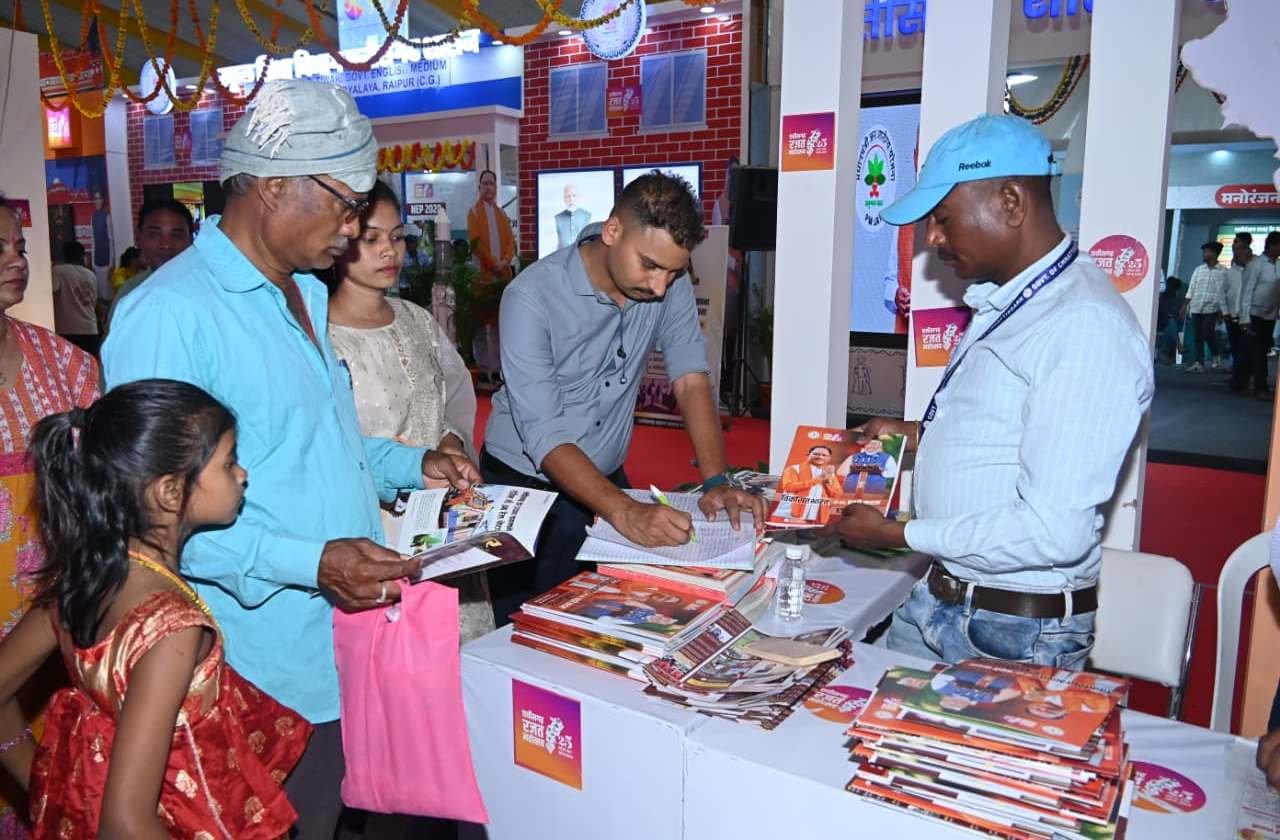 छत्तीसगढ़ की विकास गाथा देखने पहुंचे लोगों में भारी उत्साह