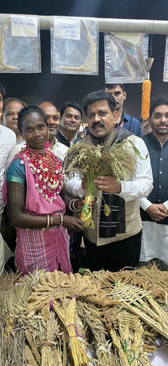 उपमुख्यमंत्री शर्मा ने भारत की मिलेट्स क्वीन लहरी बाई बैगा को किया सम्मानित