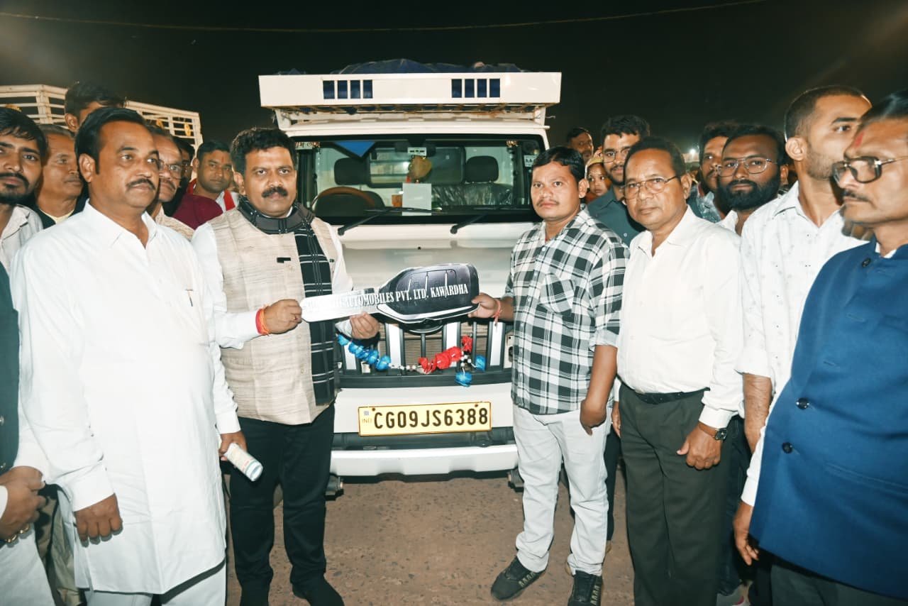 उपमुख्यमंत्री विजय शर्मा ने पीएम मत्स्य संपदा योजना के तहत मत्स्यपालकों को पिकअप वाहन की सौंपी चाबी