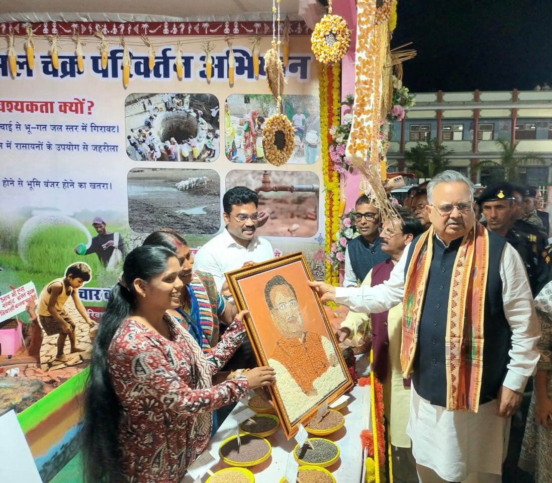 कृषि विभाग की फसल चक्र परिवर्तन विषय पर आकर्षक प्रदर्शनी को किसानों और आम नागरिकों ने सराहा