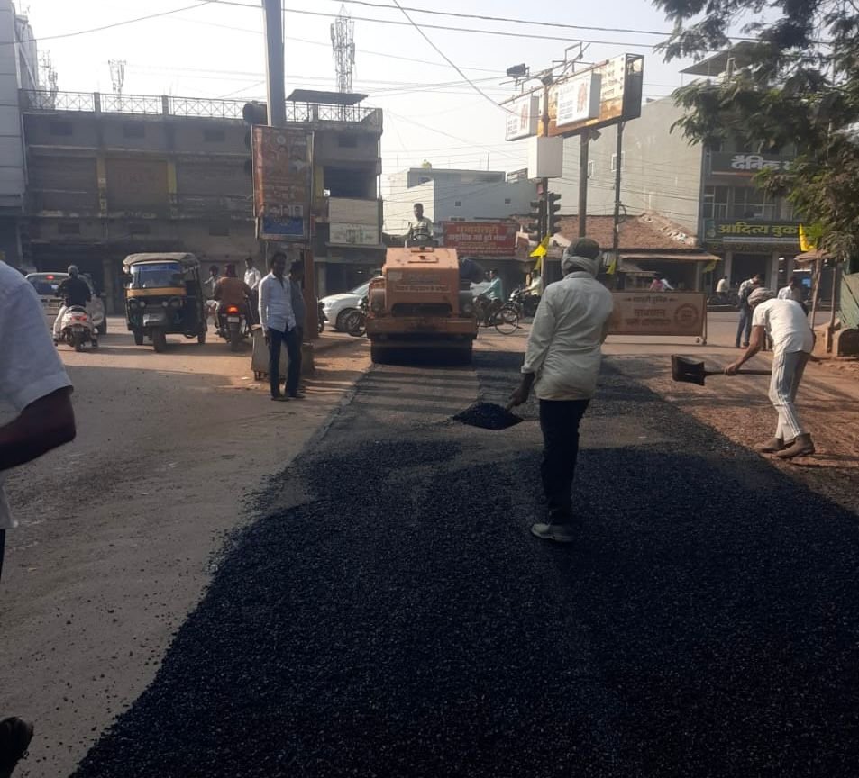 बारिश के बाद धमतरी में क्षतिग्रस्त सड़कों की मरम्मत, सुधार कार्यों ने पकड़ी रफ़्तार – 400 किलोमीटर सड़कों को 31 दिसम्बर तक सुधारने का लक्ष्य