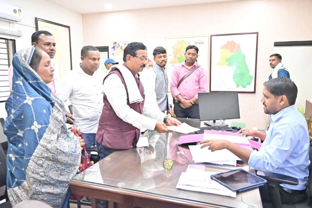 कलेक्टर जनदर्शन में सुनी आम लोगों की समस्याएं