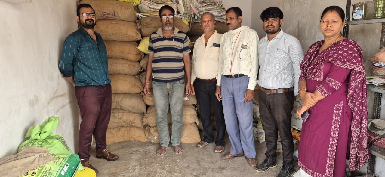 अवैध धान भण्डारण पर दल द्वारा की गई कार्रवाई