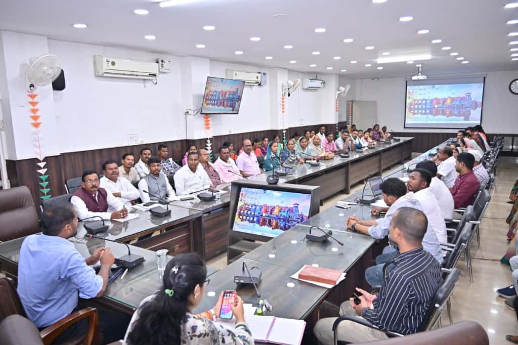 ग्रामों के सर्वांगीण विकास हेतु कलेक्टर मिश्रा की सरपंचों के साथ बैठक पर्यटन, रोजगार एवं मूलभूत सुविधाओं के सुदृढ़ीकरण पर विशेष जोर