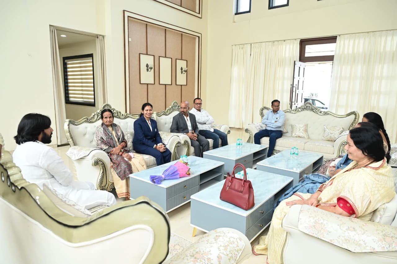 भारतीय महिला क्रिकेट टीम की फिजियोथैरेपिस्ट आकांक्षा सत्यवंशी ने की मंत्री एवं सतनामी समाज के गुरु खुशवंत साहेब से सौजन्य भेंट