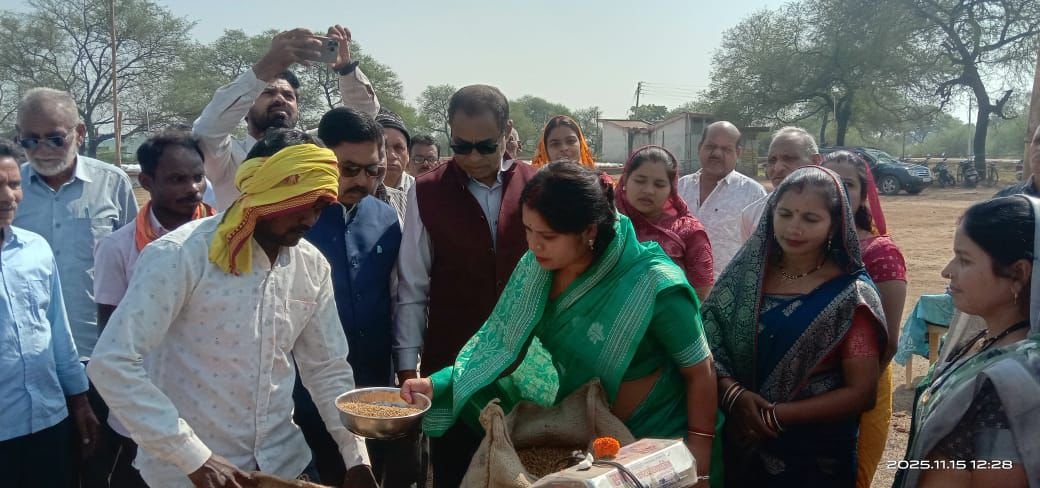 धमतरी जिले में धान उपार्जन केंद्रों में कांटा-बांट की पूजा के साथ खरीफ विपणन वर्ष 2025-26 की धान खरीदी का शुभारंभ