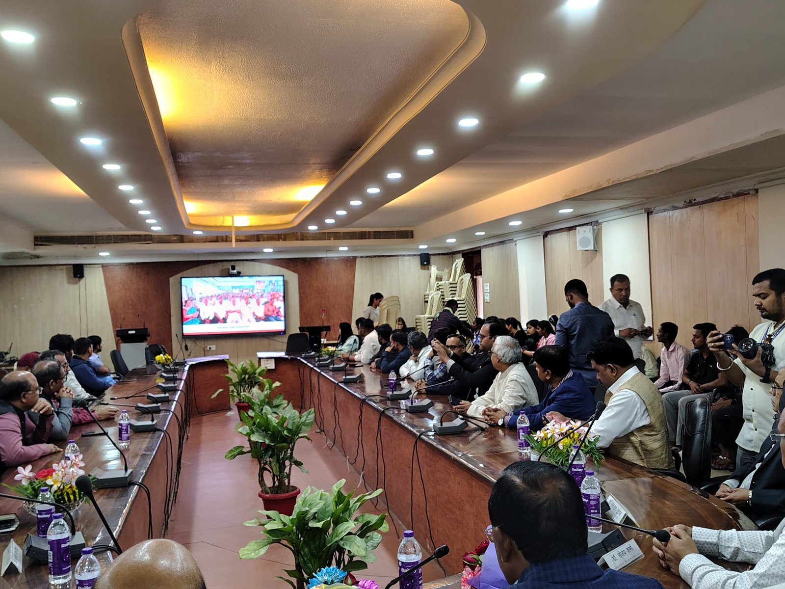 रायपुर: कृषि महाविद्यालय में पीएम मोदी के ‘मन की बात’ 128वें संस्करण का भव्य प्रसारण