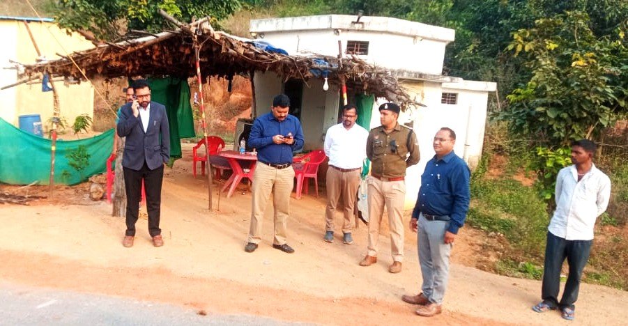 कलेक्टर   लंगेह एवं एसपी   सिंह ने अंतर्राज्यीय जांच चौकी पलसापाली का किया निरीक्षण