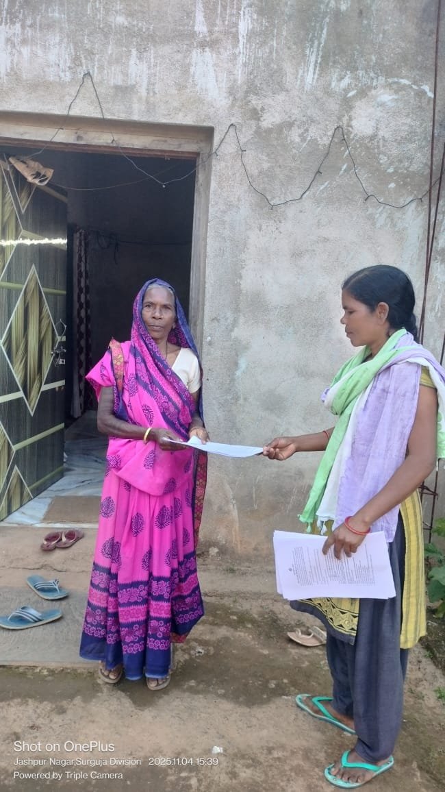 एसआईआर:  मतदाताओं तक पहुंचे बीएलओ, गणना प्रपत्र वितरित