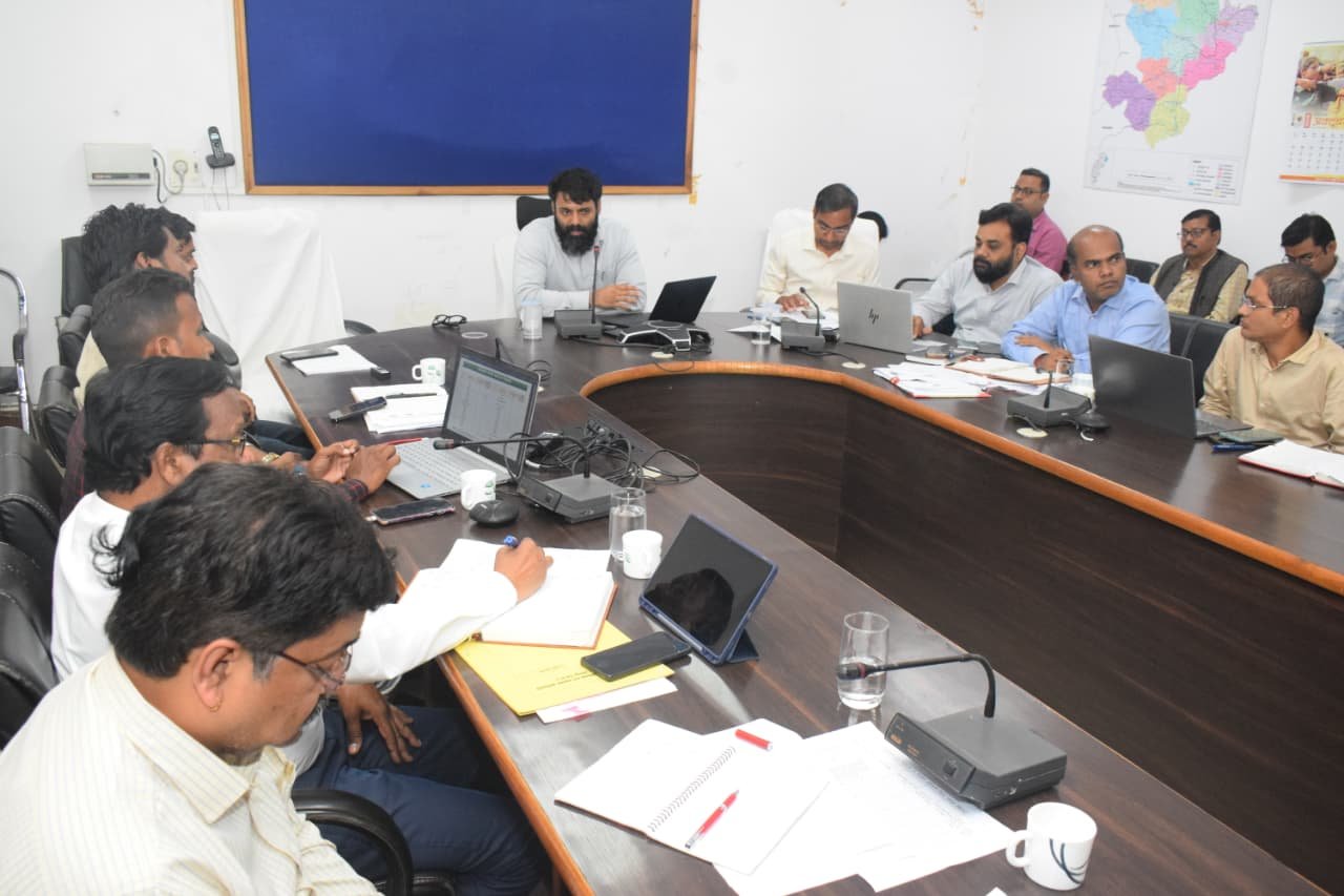 कलेक्टर ने धान खरीदी से पहले खरीदी केन्द्रों में सभी तैयारियां सुनिश्चित करने के दिए निर्देश