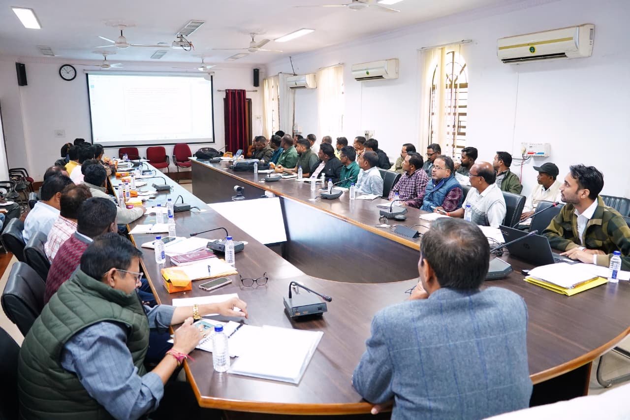 अपर कलेक्टर ने धान खरीदी की तैयारी के संबंध में ली बैठक 46 धान खरीदी केन्द्रों में कर्मचारियों की गई व्यवस्था